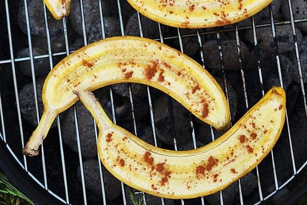 Bananų kepimas ant grotelių
