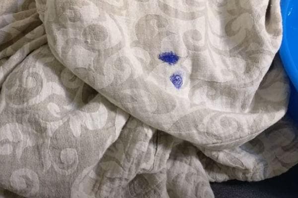 Markerio dėmė ant audinio