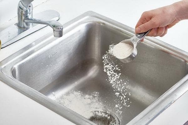 Nerūdijančio plieno kriauklė, pabarstyta miltais