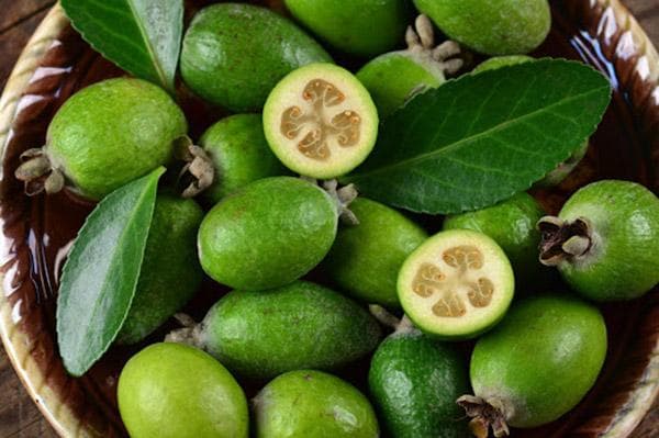 Švieži feijoa vaisiai