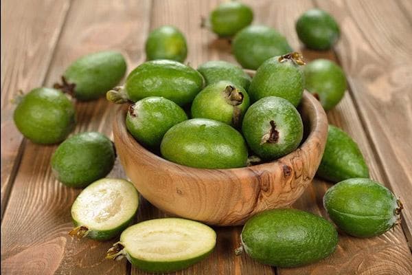 Feijoa vaisiai mediniame dubenyje
