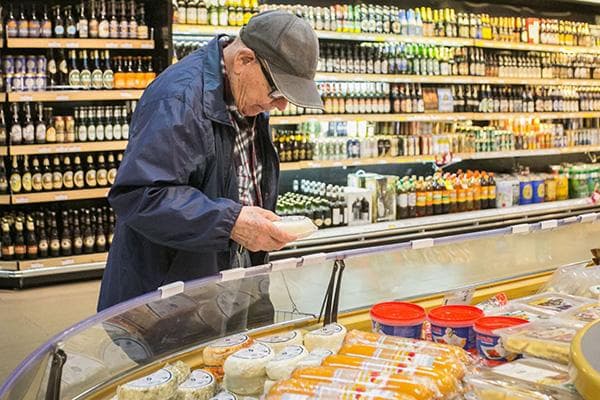Vyras renkasi sūrį prekybos centre 