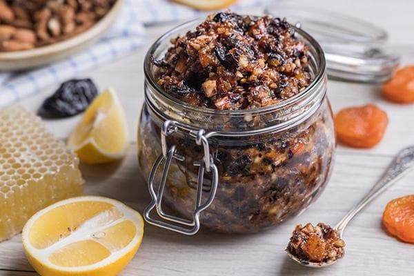 Vitaminų mišinys iš džiovintų vaisių ir riešutų