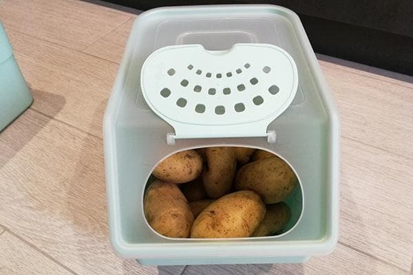 Plastikinis indas su bulvėmis