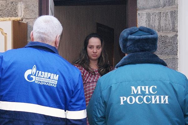 Dujų tarnybos ir Ekstremalių situacijų ministerijos darbuotojai
