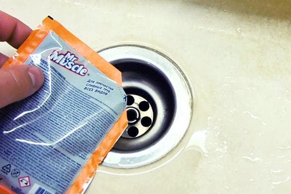 Naudojant Mister Muscle Anti-Clog Cleaner