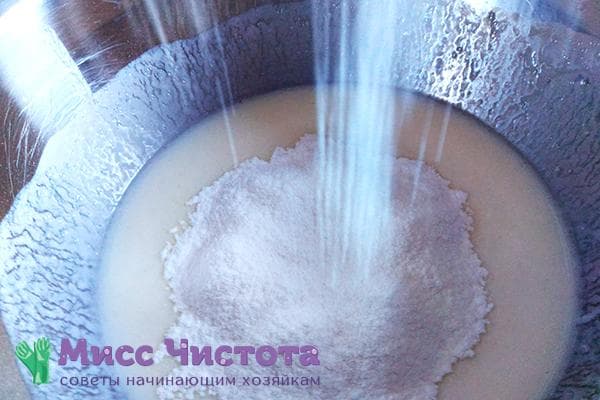 Sausų ingredientų pridėjimas į tešlą