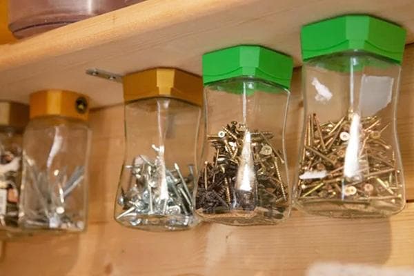 Stendas su stikliniais indeliais smulkiems daiktams laikyti 