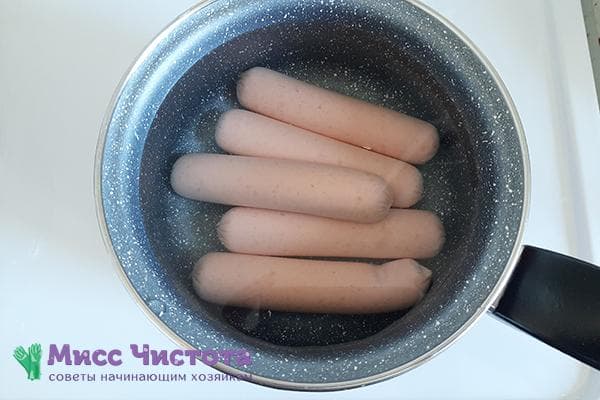 Salchichas en una cacerola