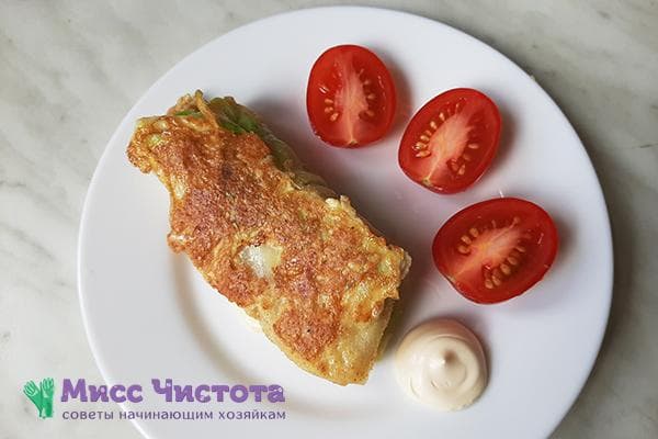 Salchicha en hoja de col, frita y rebozada