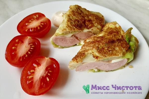 Salchicha cortada en hoja de col