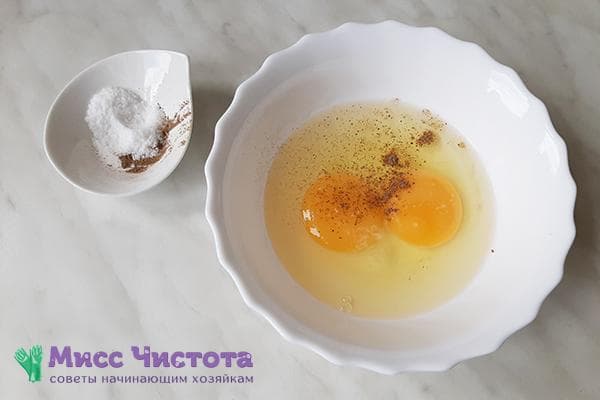 Dos huevos con sal y pimienta.