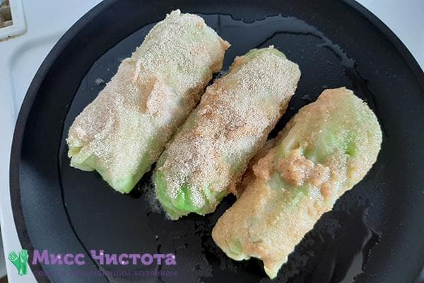 Salchichas en hojas de col y empanizado en una sartén
