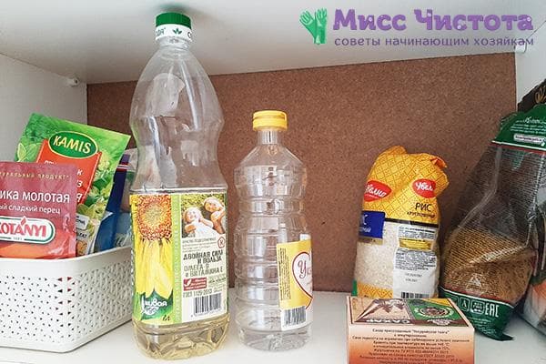 Augalinis aliejus virtuvės spintelėje