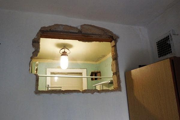Lango tarp virtuvės ir vonios pašalinimas