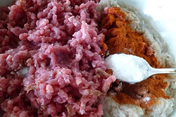 Į maltą kotletą įpilkite sodos
