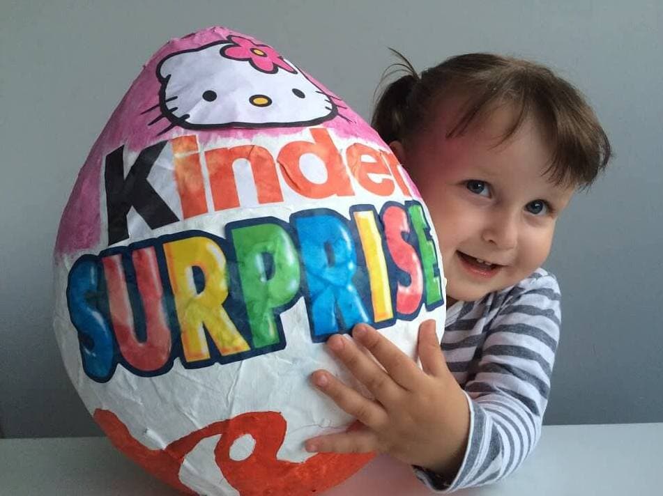 Vaikas su milžiniška papjė mašė Kinder staigmena