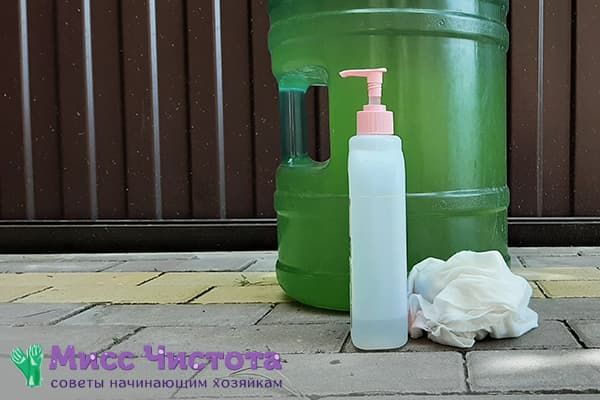 Skalbimo priemonė ir šluostė 19 litrų talpos žalumynų buteliuko vidui valyti