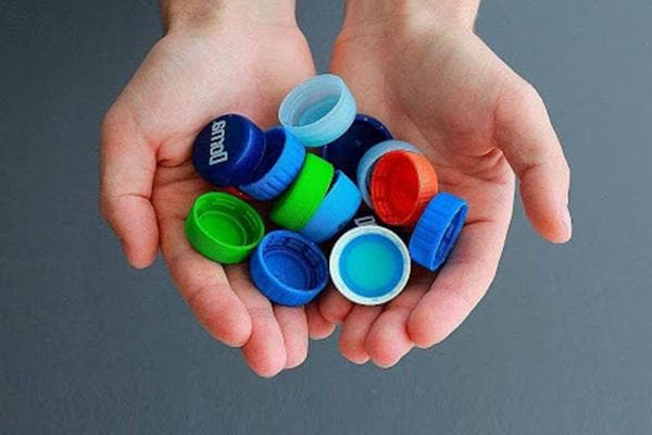 Plastikiniai butelių kamšteliai
