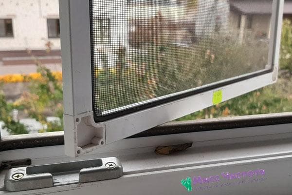 Tinklelis nuo uodų ant plastikinio lango