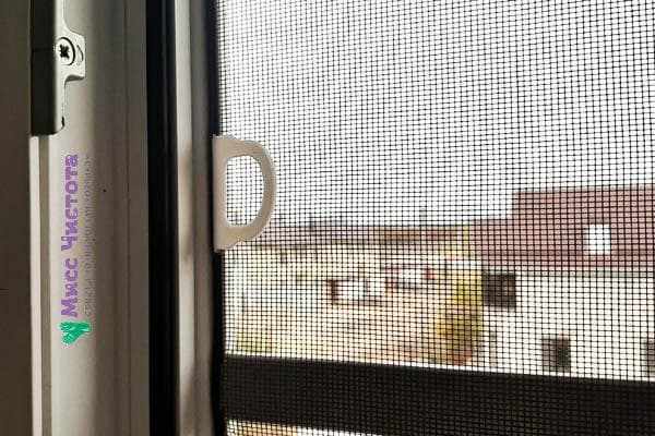 Plastikinė rankena ant tinklelio nuo uodų