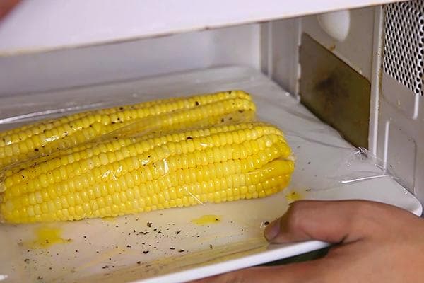 Kukurūzų kepimas mikrobangų krosnelėje