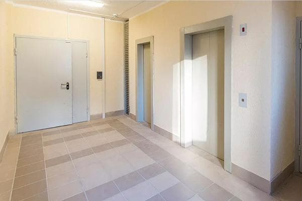 Prie įėjimo du liftai – krovininis ir keleivinis 
