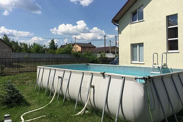 Karkasinis baseinas vietoje