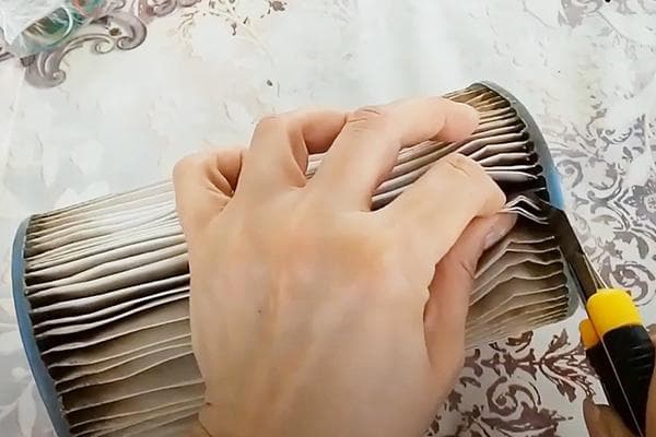 Filtro medžiagos išėmimas iš kasetės