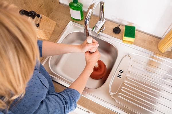 Užkimšimo pašalinimas naudojant stūmoklį