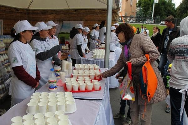 Pieno produktų degustacija turguje