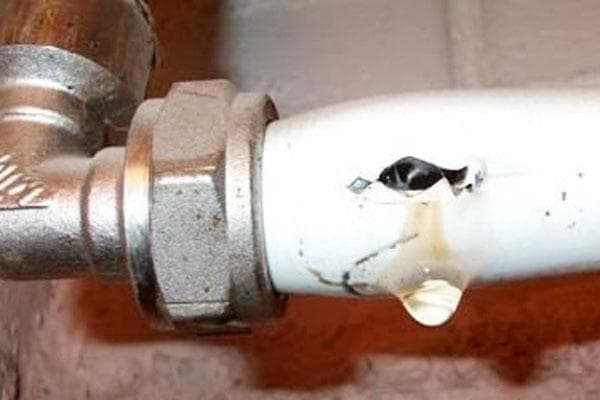 Nutekėjo metalinis-plastikinis vamzdis