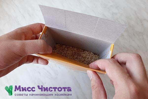 Sulenkite platų dėžutės atvartą į vidų