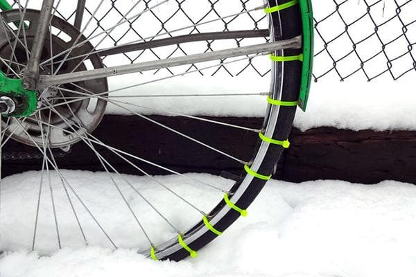 Plastikiniai raiščiai ant dviračio rato