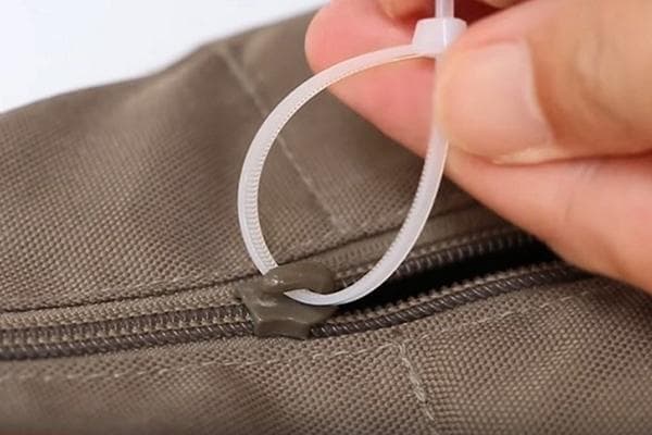 Plastikinis spaustukas vietoj skirtuko ant užtrauktuko slankiklio