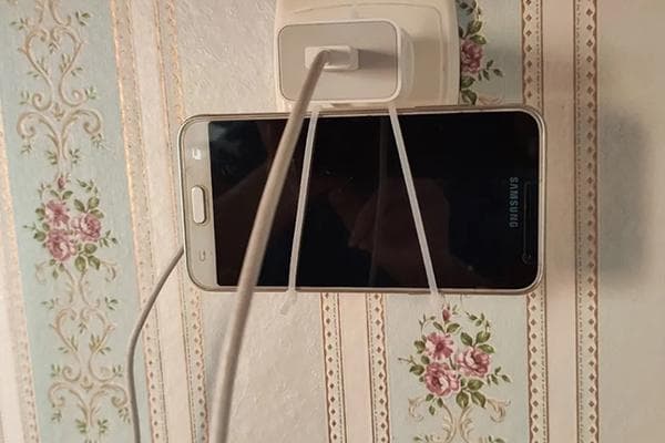 Išmaniojo telefono laikiklis pagamintas iš plastikinių spaustukų