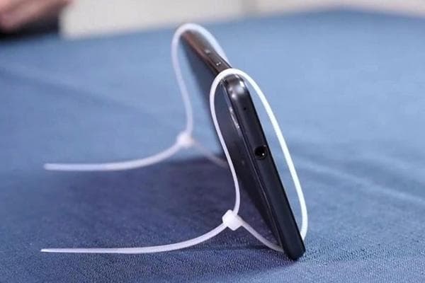 Išmaniojo telefono stovas iš dviejų plastikinių spaustukų