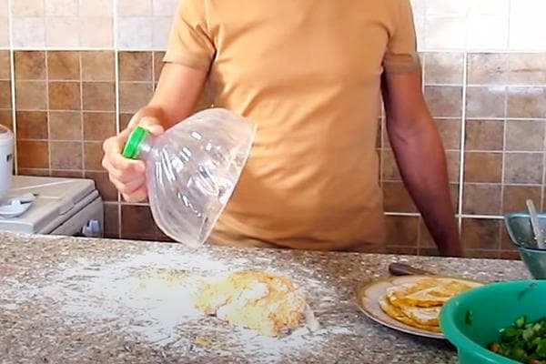 Vyras padengia tešlą plastikinio baklažano viršūne.
