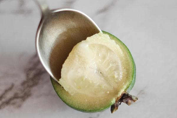 Feijoa valgoma su šaukštu