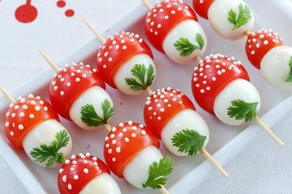 Grybai iš putpelių kiaušinių ir pomidorų