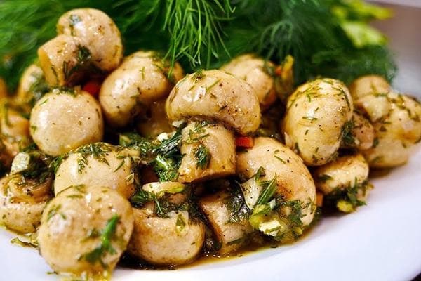 Aštrūs pievagrybiai medaus padaže