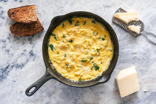Prancūziškas purus omletas keptuvėje