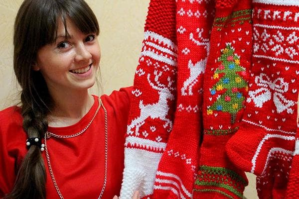 Mergina su megztais naujametiniais daiktais