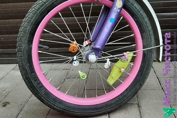 Dviratis puoštas tvirtinimo detalėmis