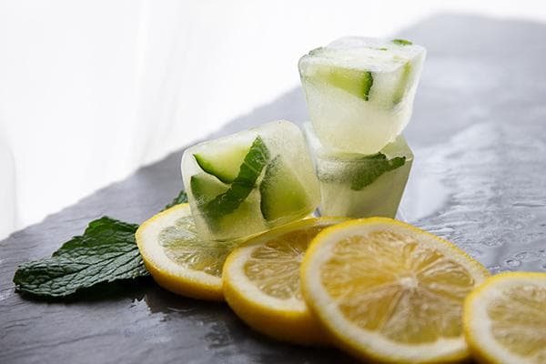 Ledo kubeliai su citrusinių vaisių griežinėliais