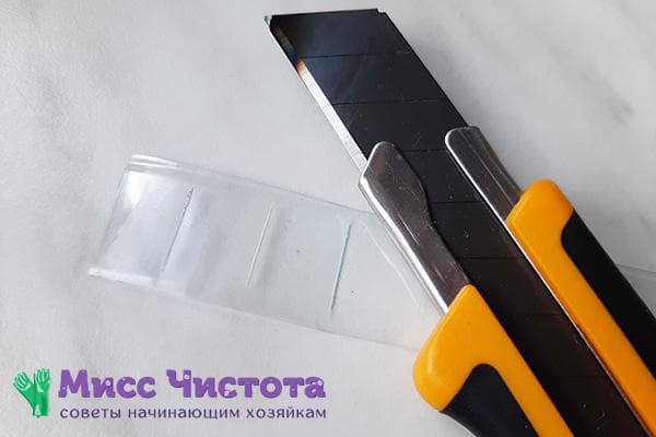 Plyšiai ant kaklaraiščio, iškirpti iš plastikinio butelio