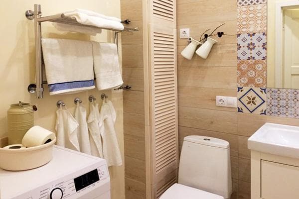 Vamzdžiai už dekoratyvinių medinių plokščių vonios kambaryje
