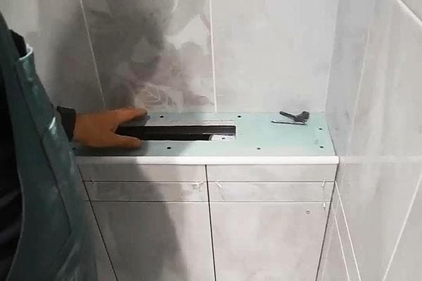 Sulankstoma dėžutė tualete