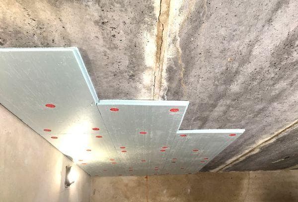 Garaže lubų šiltinimas putplasčiu