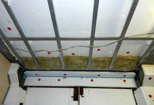 Lubų apšiltinimas mineraline vata garaže